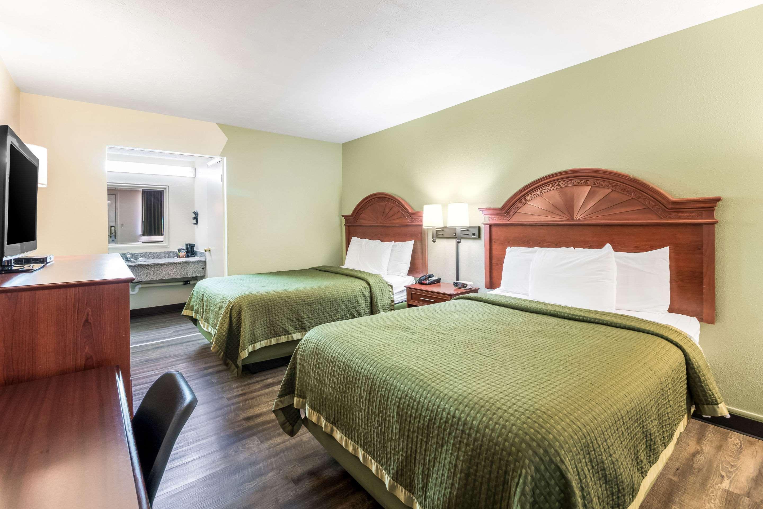 Rodeway Inn Cadiz Exterior photo